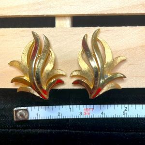 Vtg Signed CROWN TRIFARI Brushed Gold Tone Feather Leaf Flame Clip-On Earrings